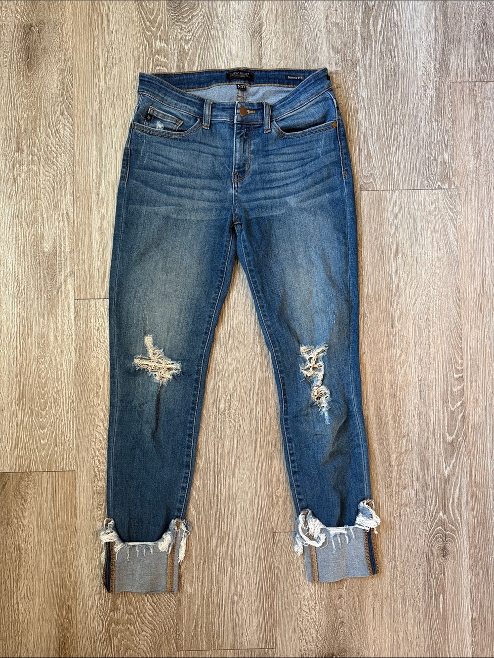 Judy Blue Medium Wash Distressed skinny Jeans with Cuffed Hem denim 27 or 5